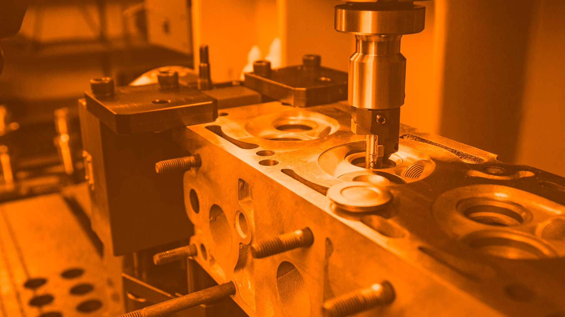 Máquina retificando uma sede de válvula